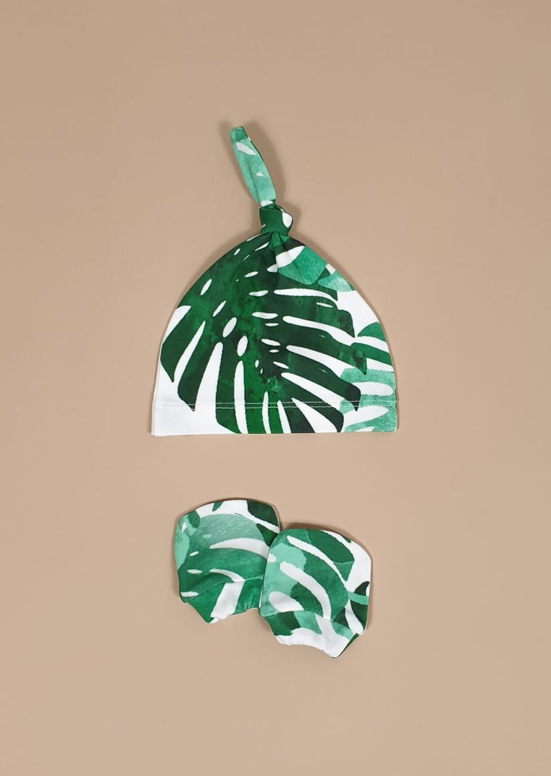 Monstera baby mittens and knot hat, organic baby clothes, newborn mittens - 婴儿帽/发带 - 棉 多色