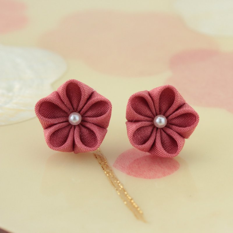 Japanese taste simple flower earrings red - 耳环/耳夹 - 丝．绢 红色