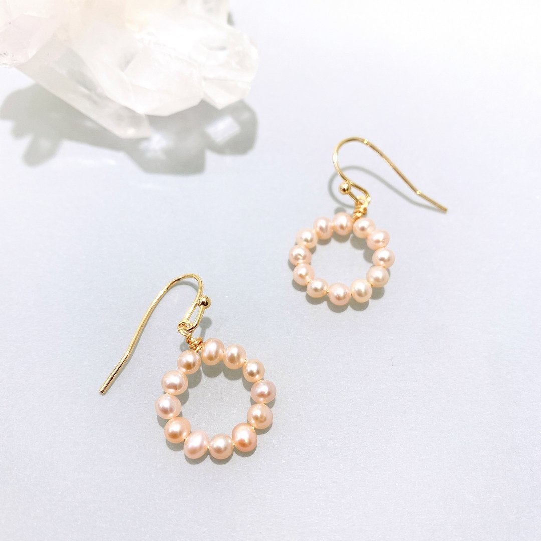 Ops Pearl 14 KGF Earrings- 铜包金/粉肤色/珍珠/手工缠绕/耳环 - 耳环/耳夹 - 珍珠 金色