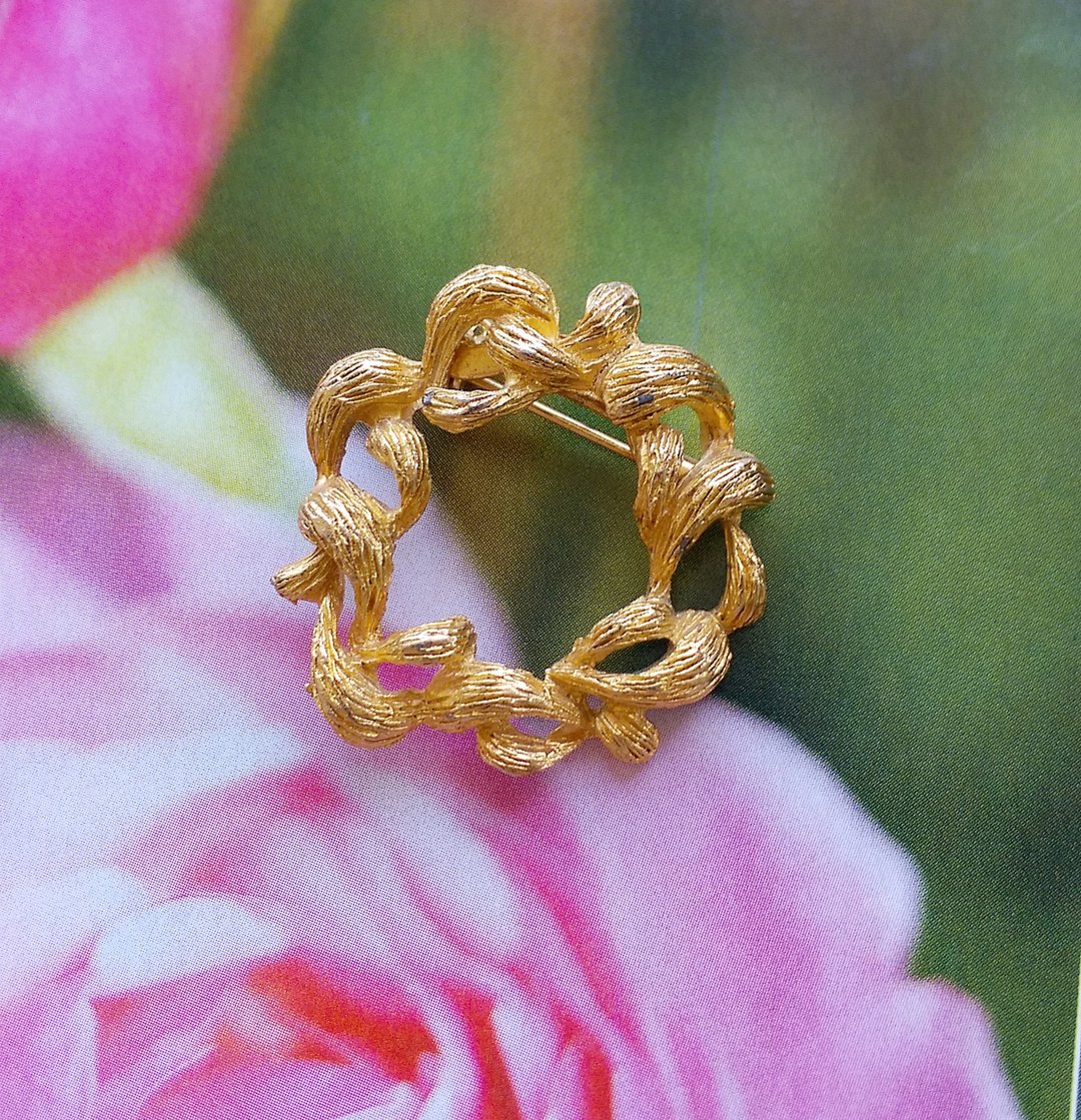 【西洋古董饰品】金色调 小巧 刷纹 环圈 别针 胸针 - 徽章/别针 - 其他金属 金色
