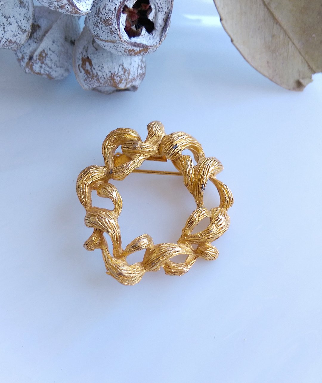 Vintage Jewelry 金色调 小巧 刷纹 环圈 别针 胸针 - 徽章/别针 - 其他金属 金色