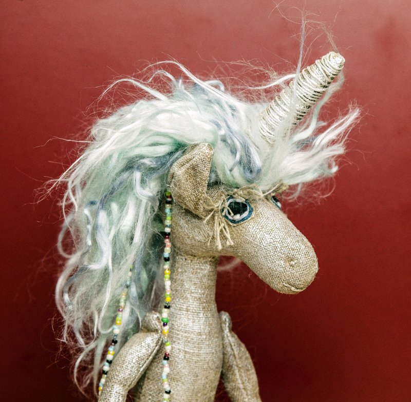 The unicorn is a legendary creature - 玩具/玩偶 - 亚麻 金色