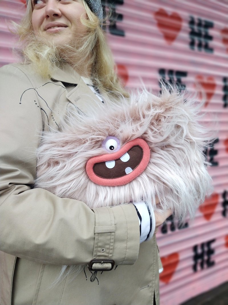 Monster clutch bag  Mad Earl, brand FreakyDilly, freaky fluffy bag fashion - 手拿包 - 其他材质 粉红色