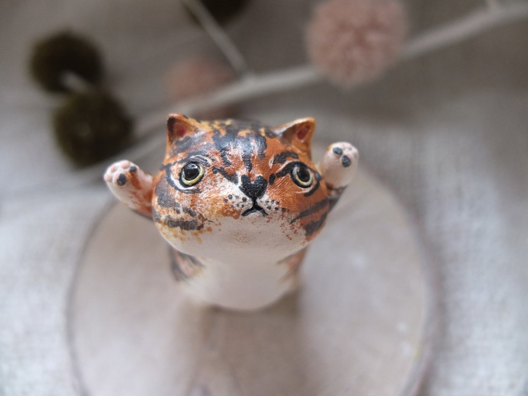 【陶】抱抱我猫咪-倔强虎斑猫要你抱抱 (圣诞礼物、居家布置摆饰) - 玩偶/公仔 - 陶 