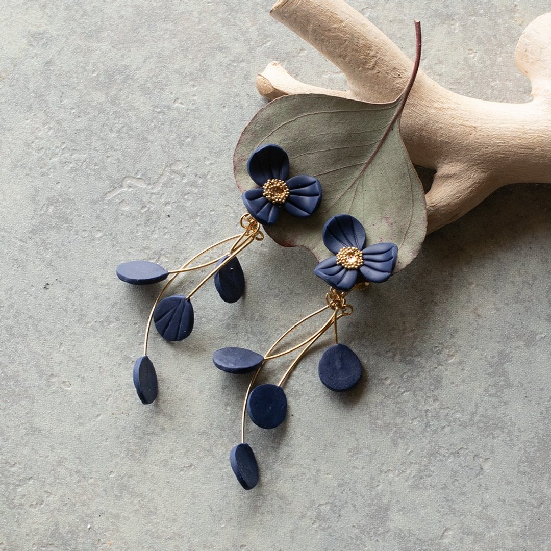 fluttering flower petals, earrings / navy - 耳环/耳夹 - 粘土 蓝色