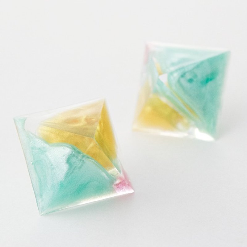 Pyramid earrings (secret points) - 耳环/耳夹 - 其他材质 多色