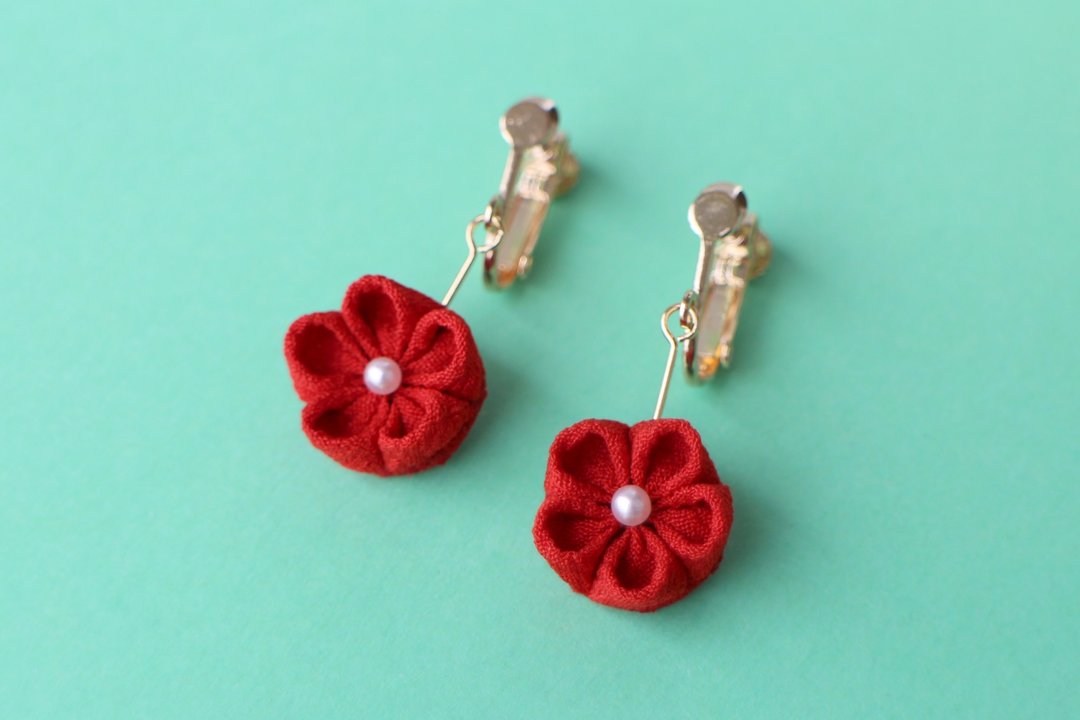Cute small plum squirrel silk earrings red - 耳环/耳夹 - 丝．绢 红色