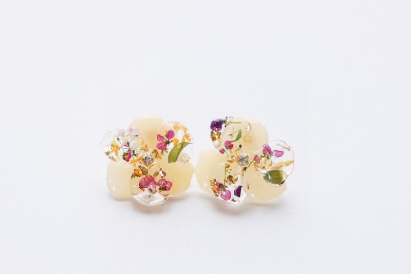 Flower earrings - 耳环/耳夹 - 树脂 黄色