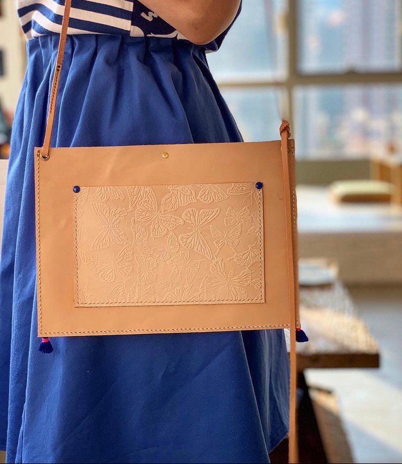 阿拉斯加原色牛革拼日本冲绳手压蝴蝶花牛革 小流苏 斜背包 文青 - 侧背包/斜挎包 - 真皮 咖啡色