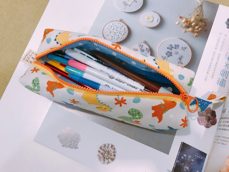 大款铅笔盒/笔袋/笔盒/化妆包/吐司包-米白恐龙 - 铅笔盒/笔袋 - 棉．麻 白色