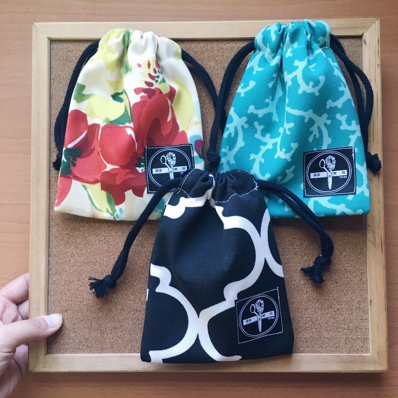 小束口收纳袋 / 画下花、珊瑚绿、磁砖黑 - 零钱包 - 棉．麻 蓝色