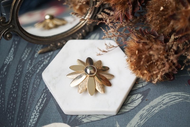 【古董饰品/西洋老件】VINTAGE SARAH COV. DAISY花卉古着胸针 - 胸针 - 其他金属 金色