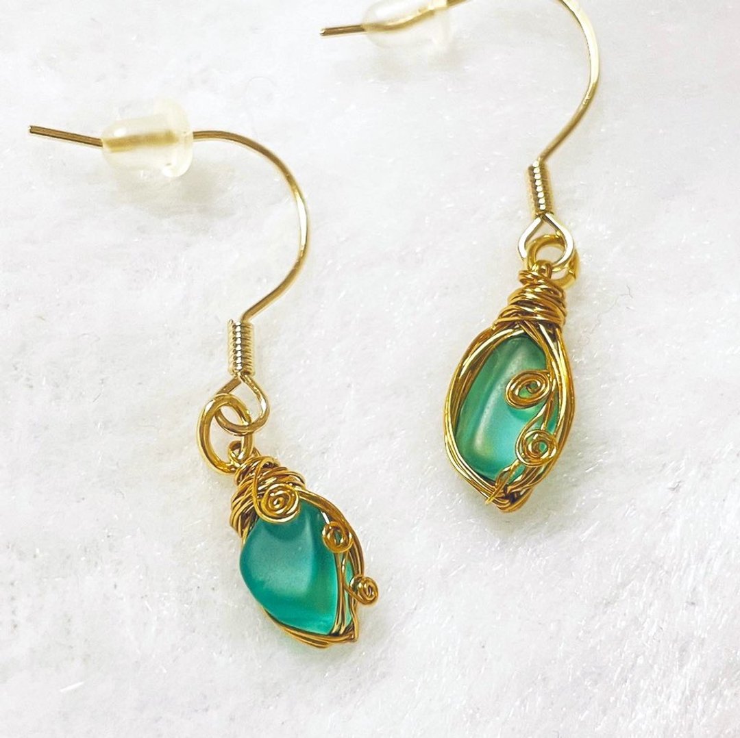 [Aqua] Natural stone Apatite matte rough stone Aqua blue gold earrings - 耳环/耳夹 - 半宝石 蓝色