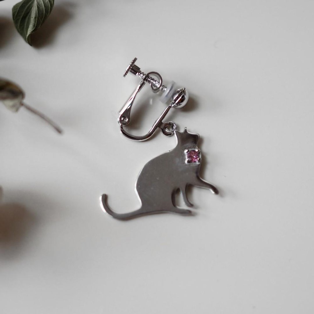 One- eared cat silhouette Clip-On(begging cat) Tanzanite, pink tourmaline, aquamarine - 耳环/耳夹 - 宝石 