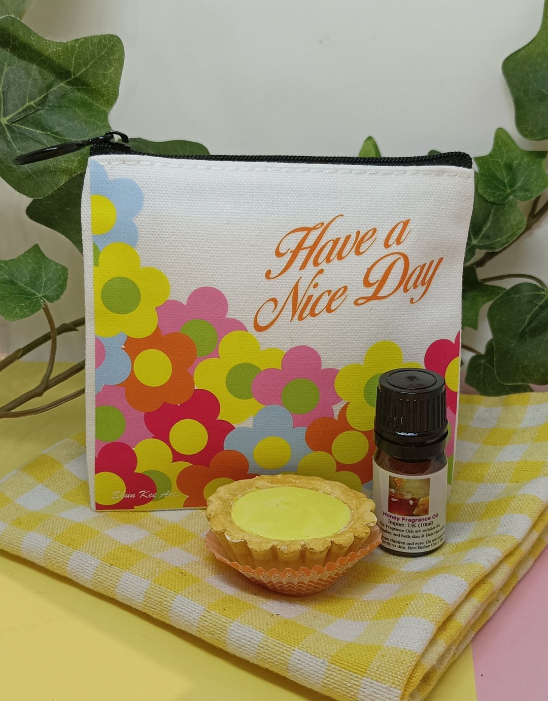 港式食物文创帆布小钱包(怀旧蛋糕盒图案)配蛋挞造型扩香石送香油 - 手提包/手提袋 - 其他材质 黄色