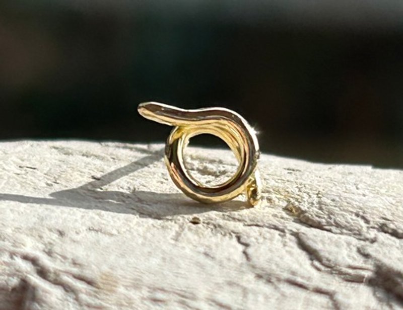 K18◇蛇形耳钉◇2025年生肖◇K18 Snake Stud (单只贩售~) - 耳环/耳夹 - 其他金属 