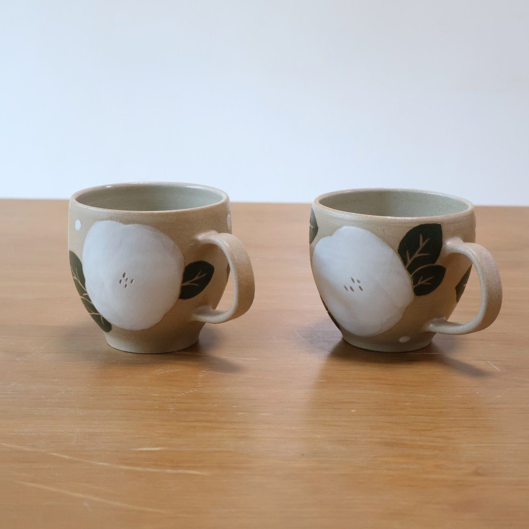 山茶花 手工陶马克杯 咖啡杯 - 咖啡杯/马克杯 - 陶 卡其色
