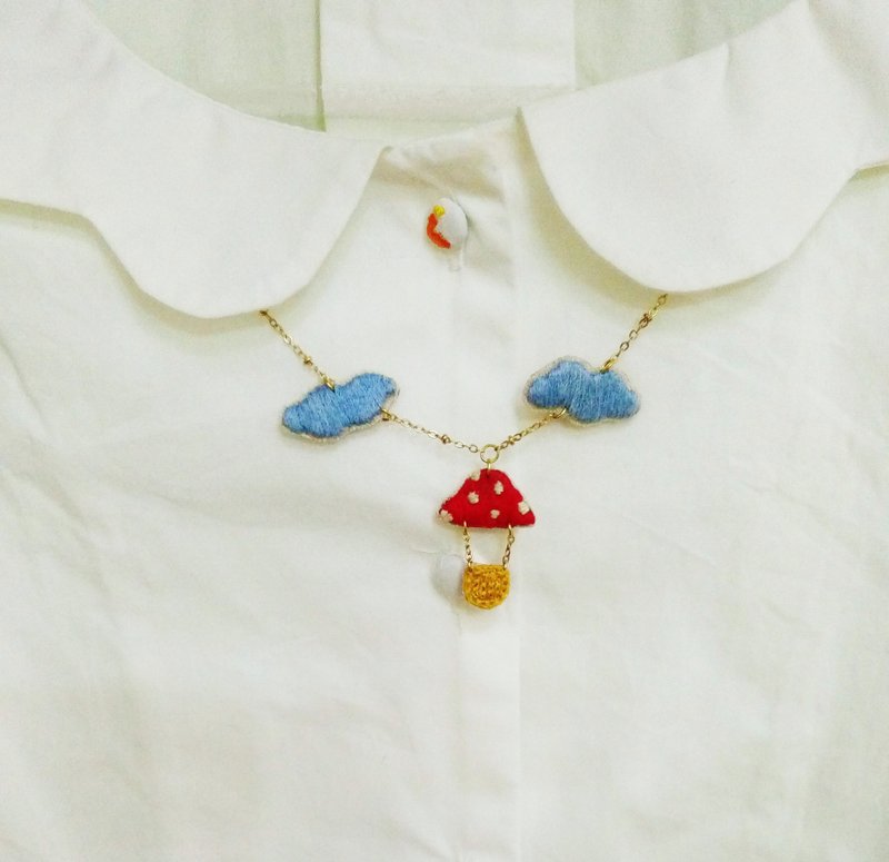 手工刺绣．红蘑菇热汽球颈饰 - 项链 - 棉．麻 