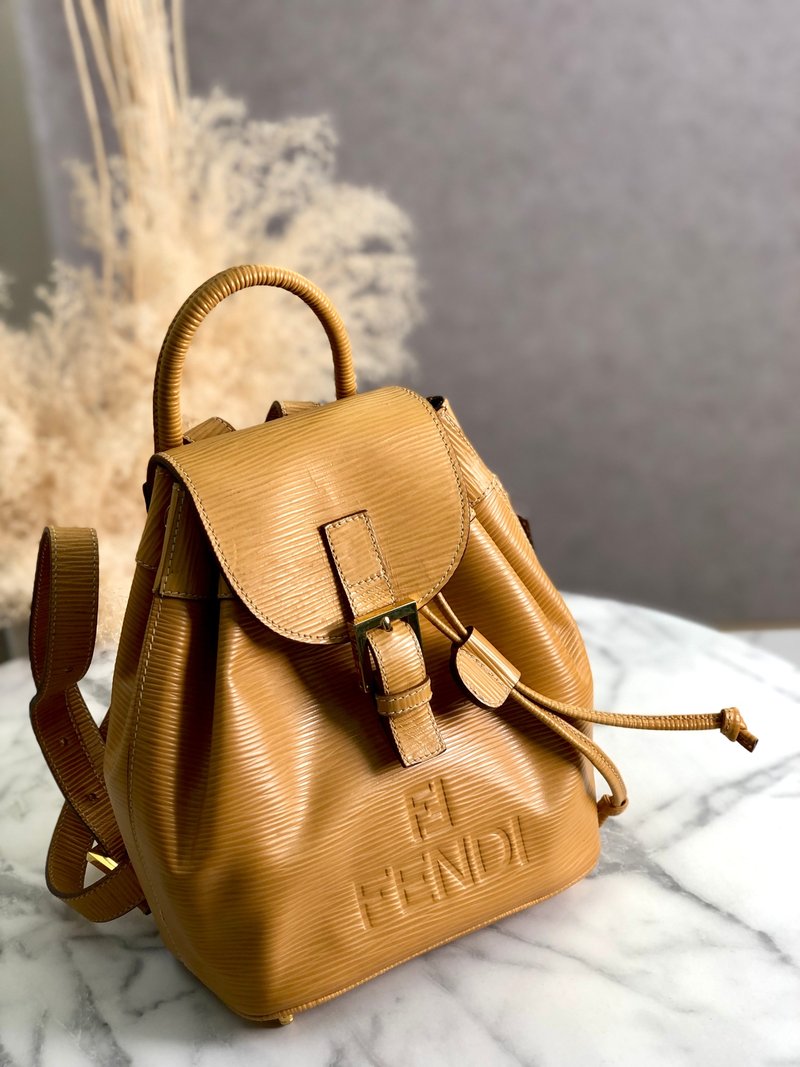 【 日本直送 名牌中古包 】FENDI 芬迪 后背包 米色 前方扣饰 压纹皮革 双肩包 vintage 古董 47jcck - 后背包/双肩包 - 真皮 咖啡色