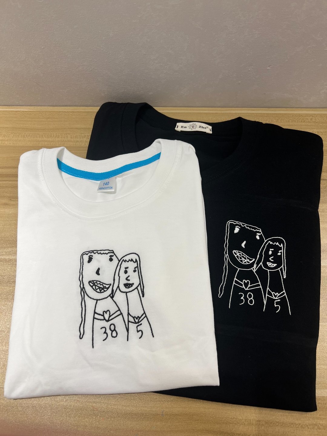 定制化刺绣T 孩子画作变刺绣 童趣线条纪念衣 幸福纪念 990 起 - 男装上衣/T 恤 - 木头 银色