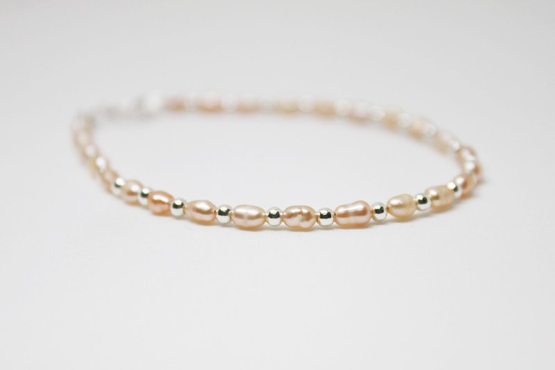 【纯银系列】 优雅百搭 珠落玉盘 - 天然米粒珍珠手链 - 粉橘色 - 手链/手环 - 纯银 橘色