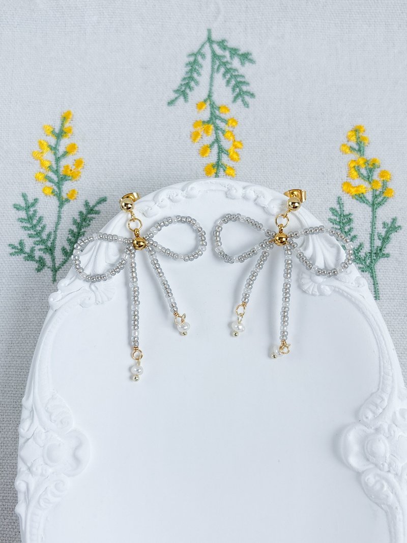 日式串珠-蝴蝶结-白灰色-淡水珍珠耳环 - 耳环/耳夹 - 玻璃 灰色