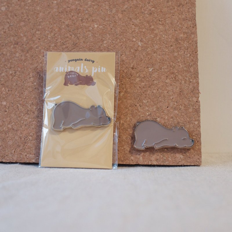 训教熊铁襟章 | sleeping bear pin - 徽章/别针 - 其他金属 