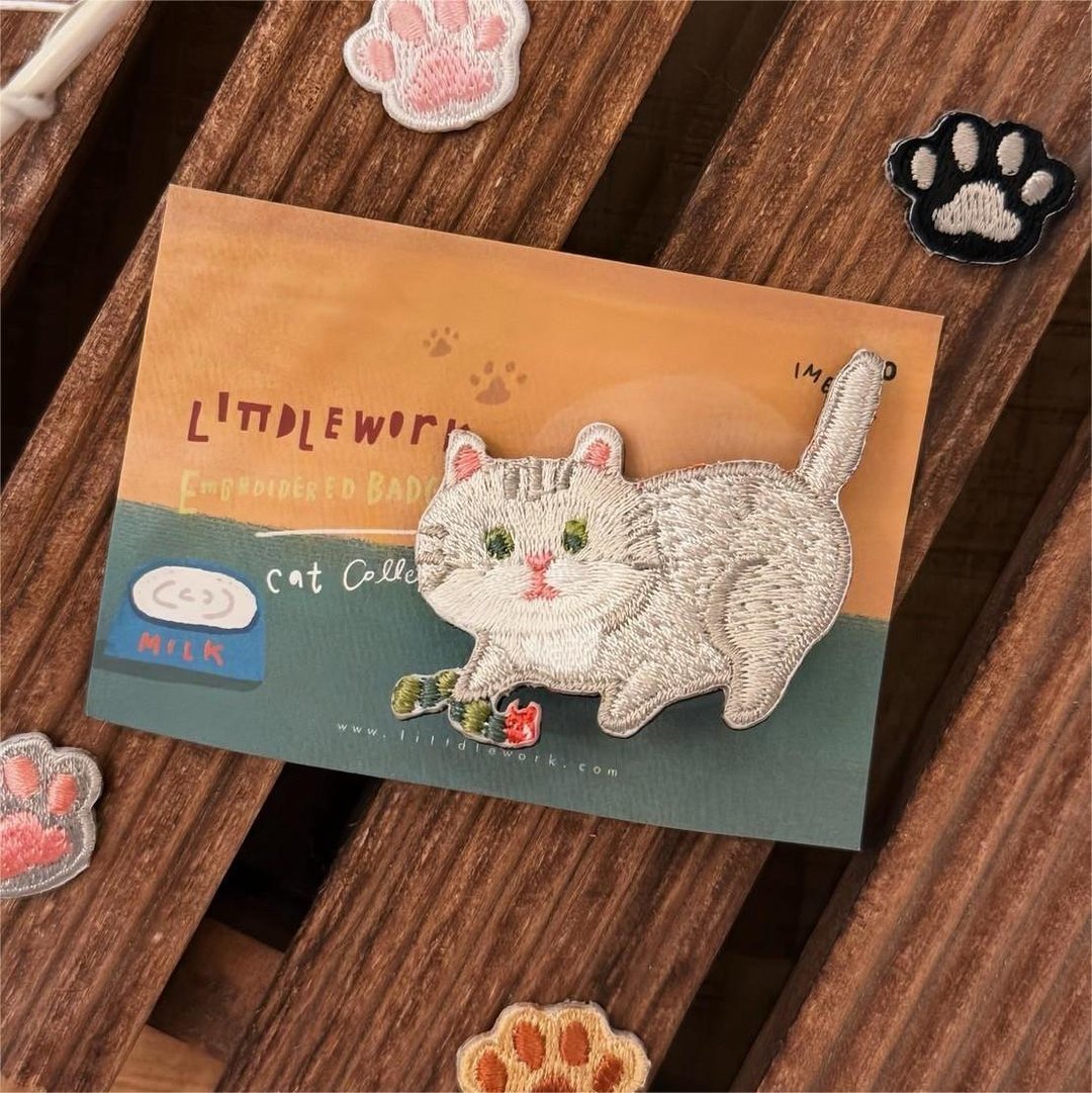 刺绣烫贴/别针 | 猫咪 - 银渐层抓虫虫| Littdlework - 徽章/别针 - 绣线 多色