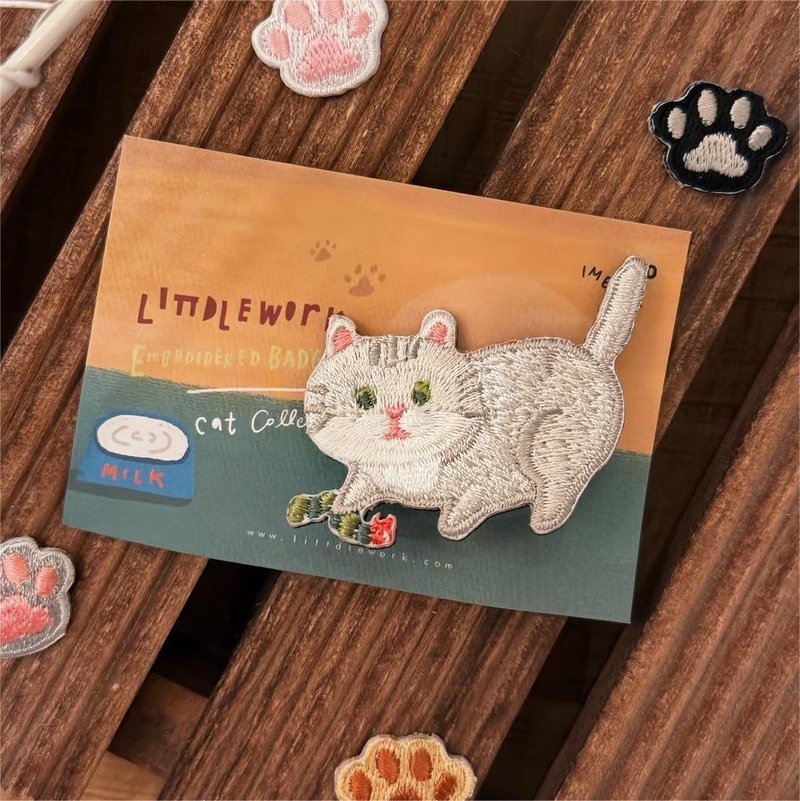 刺绣烫贴/别针 | 猫咪 - 银渐层抓虫虫| Littdlework - 徽章/别针 - 绣线 多色