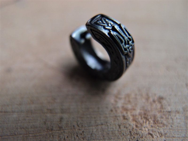 乌克兰 Tryzub 三叉戟黑色银耳环 0.6 寸男女通用单枚 - 耳环/耳夹 - 纯银 银色