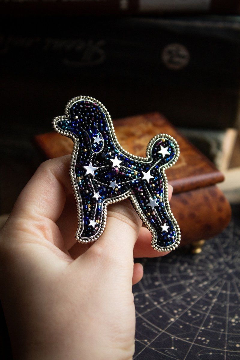 黑色贵宾犬刺绣胸针宇宙星座狗手工制作 - 胸针 - 玻璃 黑色