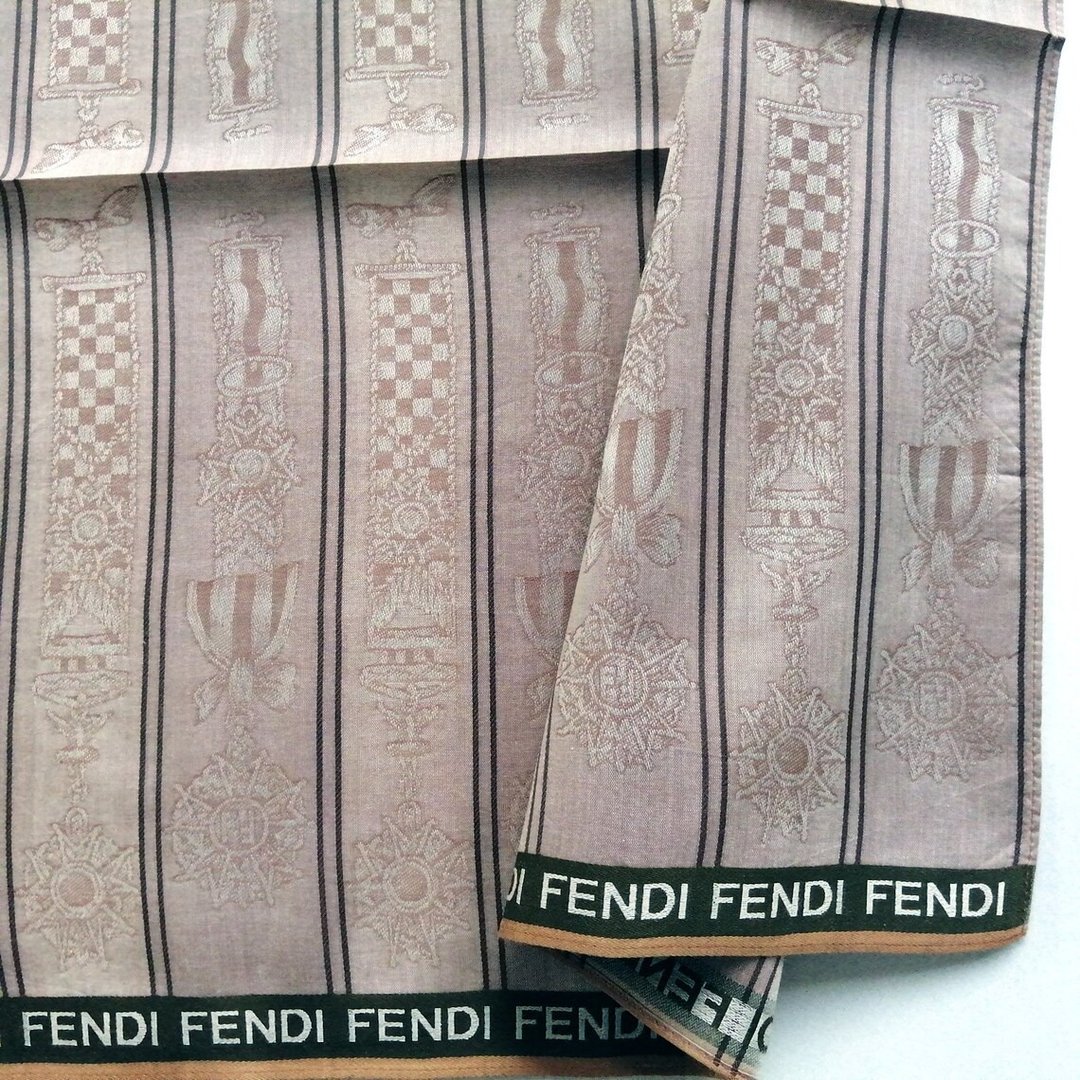 Fendi 经典缇花织物，以奖牌与丝带图腾为灵感，18 x 18 英寸，复古丝巾 - 丝巾 - 棉 粉红色