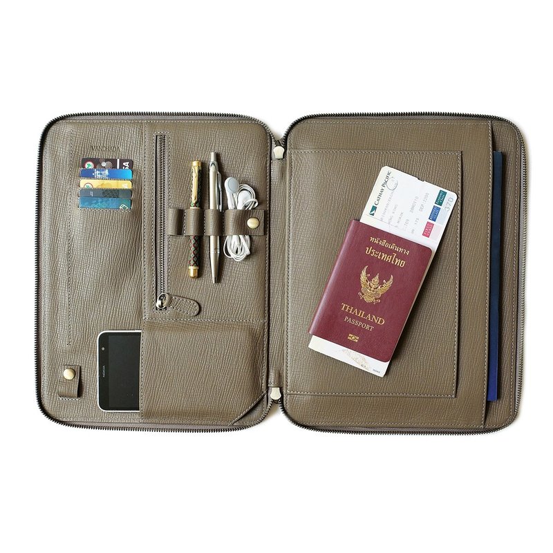 Tech. Folio Smog color ESSENTIAL Journey Embossed full grain leather - 行李箱/行李箱保护套 - 真皮 卡其色