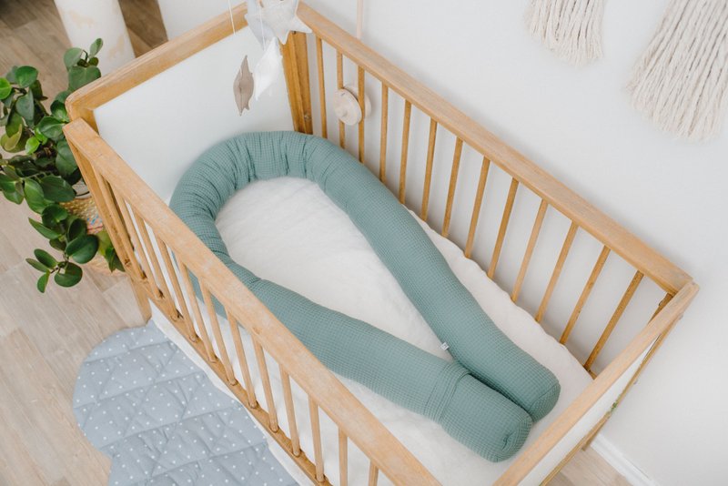 Green neutral baby crib snake bumper pillow - bumper pad for newborn bed - 婴儿床上用品 - 棉．麻 绿色