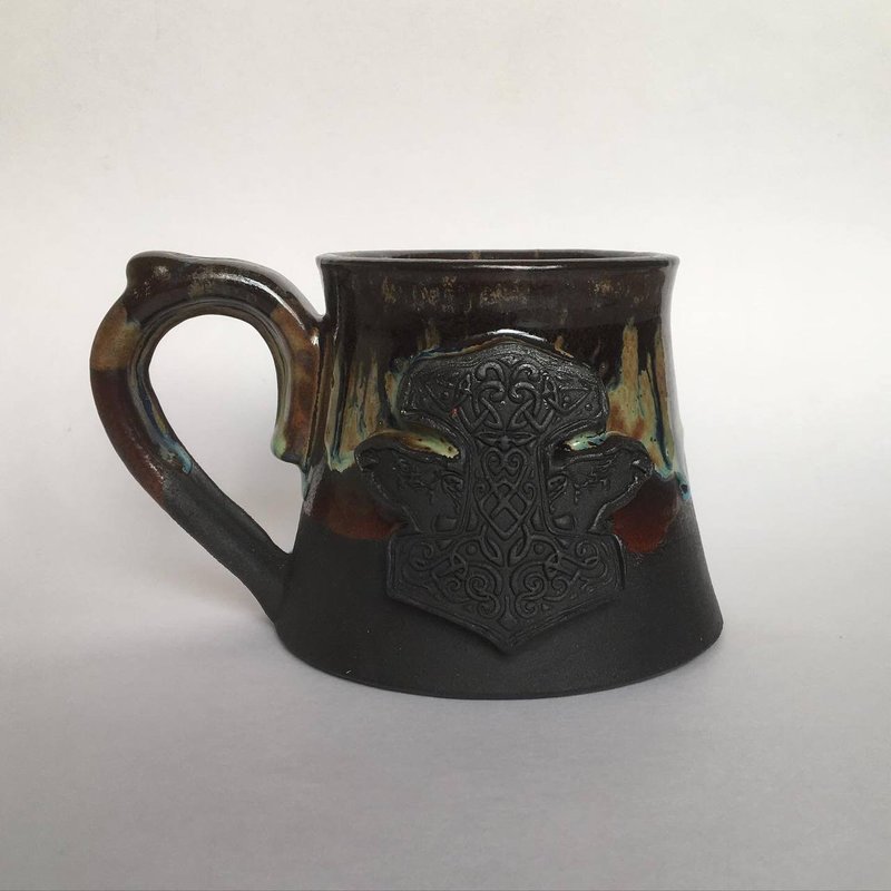 Thor Hammer Mjolnir Huginn and Muninn black glazed dripping stoneware mug - 咖啡杯/马克杯 - 陶 多色