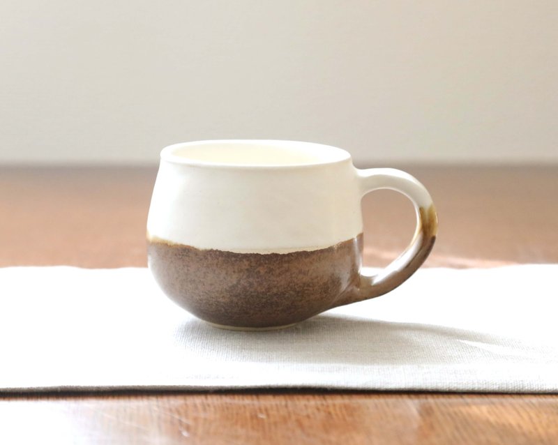 White tea glaze Hokkori mug cup 1 - 咖啡杯/马克杯 - 陶 咖啡色