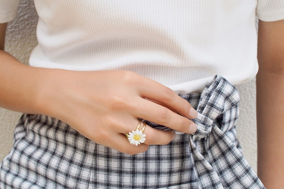Daisy Ring, White Flower Ring, Daisy, Hand-painted Enamel Jewellery - 戒指 - 其他金属 白色