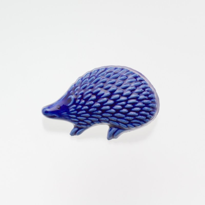ceramics brooch hedgehog cobalt blue - 胸针 - 陶 蓝色