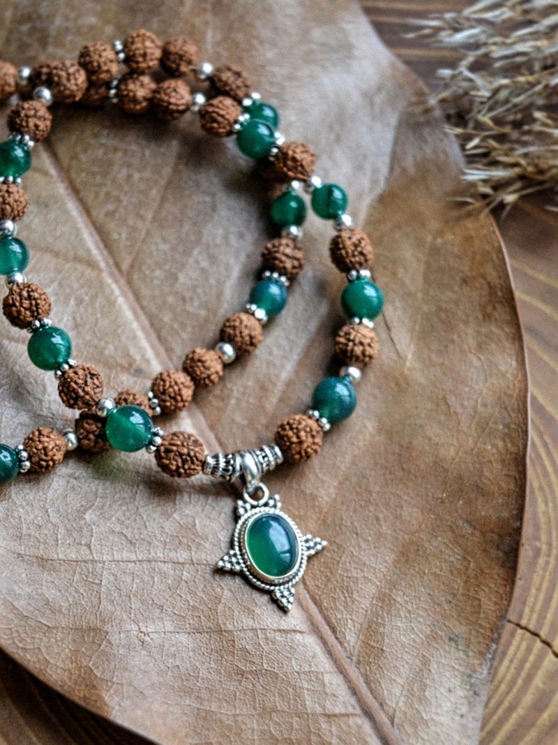 印度圣石（Rudraksha）念珠颈链，缀以绿色澳洲玉（Chrysoprase）坠饰 - 项链 - 半宝石 绿色