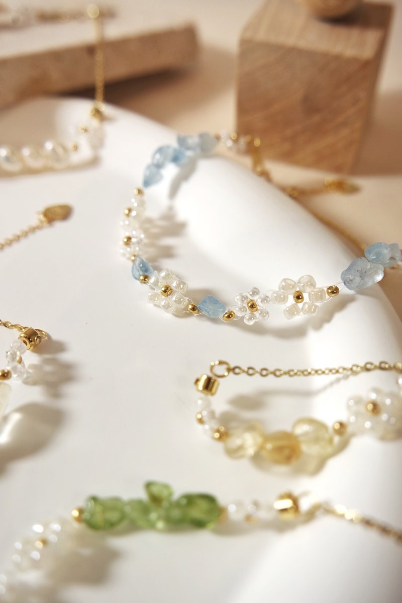 Chamomile Garden . 海蓝宝水晶 日本玻璃株 花花编织手链 戒指 - 手链/手环 - 水晶 白色