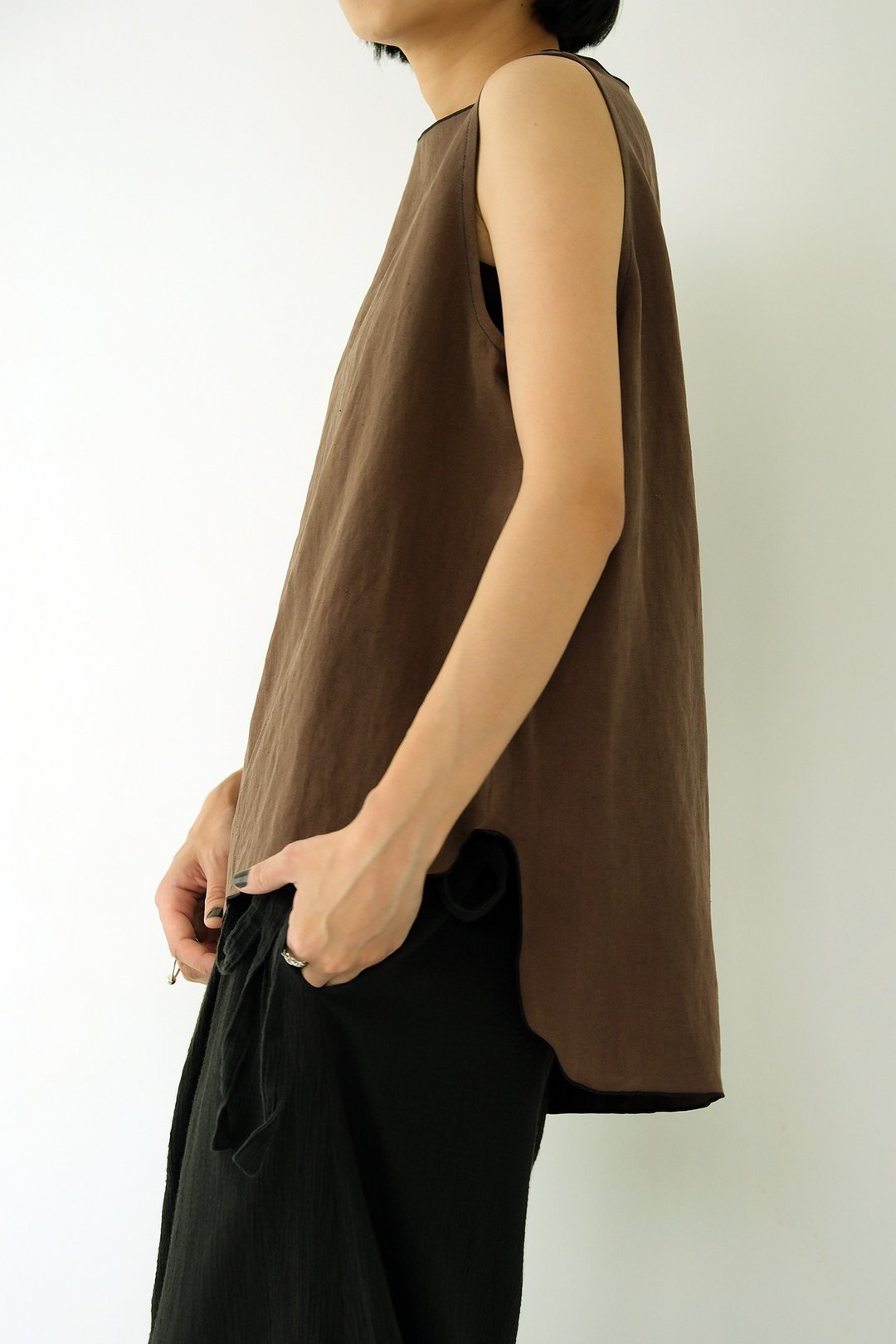 川 衣 WEAR BEING  丝质撞色滚边平领背心 褐色蓝边 - 女装背心 - 丝．绢 咖啡色