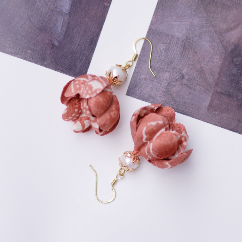 Phyllis 日本刺绣正绢橙色布花淡水珍珠耳环 - 耳环/耳夹 - 其他材质 橘色