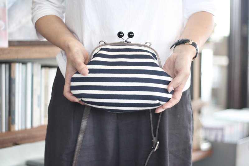 海天一色斜背口金包 - 侧背包/斜挎包 - 棉．麻 蓝色