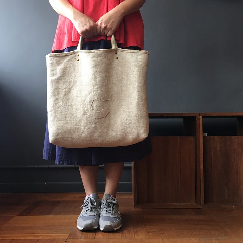 Linen AlphaBAG 粗麻大手提布包 专属字母 - 手提包/手提袋 - 棉．麻 卡其色