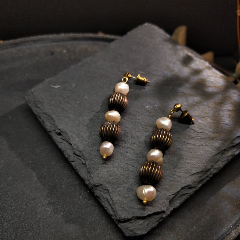 百褶灯笼耳环-设计款-黄铜珍珠(可改夹) - 耳环/耳夹 - 珍珠 