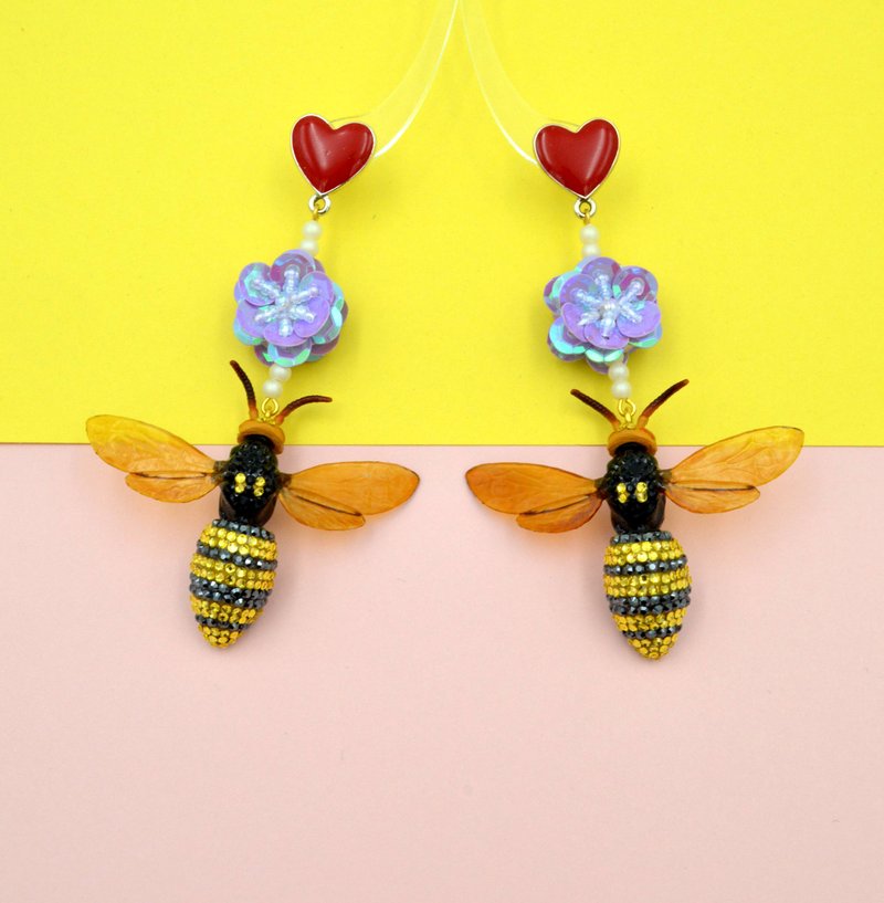 TIMBEE LO 无脚版本 紫色珠片花大蜜蜂耳环缀施华洛水晶珠片花 - 耳环/耳夹 - 塑料 紫色