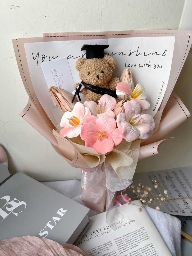 【毕业花束】flower-of-life 郁见未来 毕业熊花束 香氛花 - 干燥花/捧花 - 植物．花 粉红色