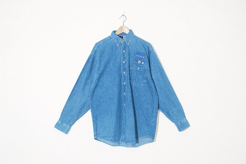{:::Giraffe 长颈鹿人:::}_胸口标章刺绣宽版古着基本款牛仔衬衫 - 女装衬衫 - 棉．麻 蓝色