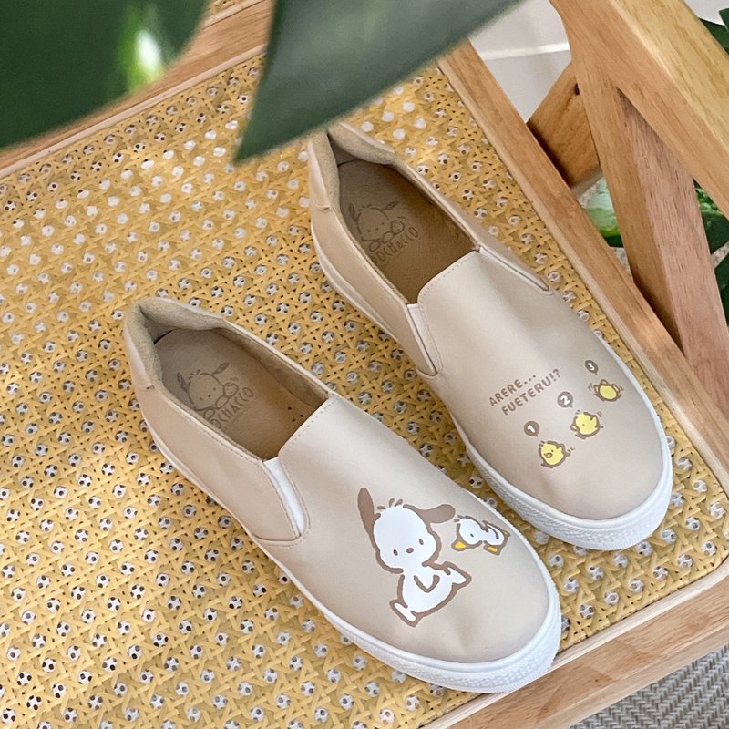 Paidal xPochacco帕恰狗与小鸡皮质厚底懒人鞋不弯腰鞋-奶茶 - 女款休闲鞋 - 人造皮革 卡其色