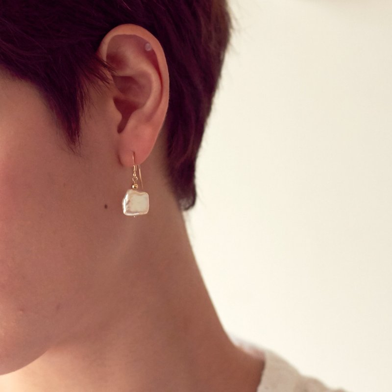 Earrings ・ Freshwater pearls and 14KGF Earrings using baroque pearls with attractive natural texture ・ Baroque Pr01 - 耳环/耳夹 - 其他金属 白色